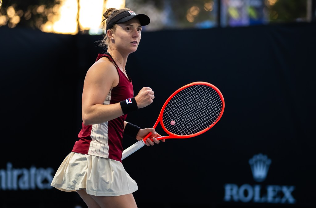 Nadia Podoroska de Argentina reacciona mientras juega