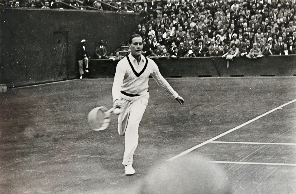 Gottfried von Cramm jugando al tenis