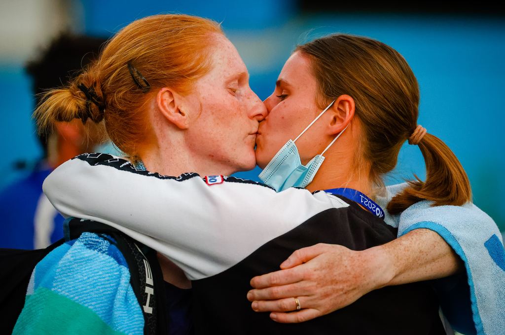 Alison Van Uytvanck felicita con un beso a Greet Minnen tras ganar un partido de tenis.