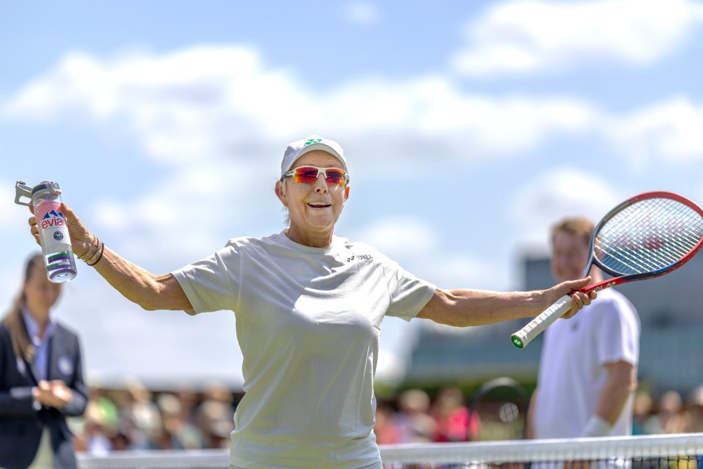 Martina Navratilova durante el round robin de dobles por invitación mixta durante el campeonato de tenis sobre césped de Wimbledon