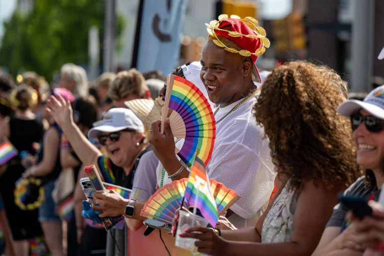 Los participantes marchan por el centro de Indianápolis durante el Indy Pride Parade el sábado 13 de junio de 2026. El evento anual reúne a organizaciones LGBTQ+, grupos comunitarios, empresas, artistas y aliados en una de las celebraciones de la comunidad LGBTQ+ más grandes de la ciudad.