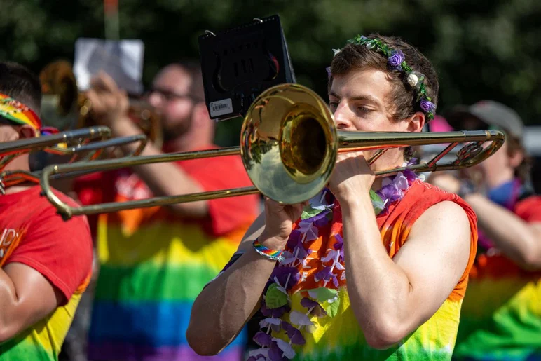Los participantes marchan por el centro de Indianápolis durante el Indy Pride Parade el sábado 13 de junio de 2026. El evento anual reúne a organizaciones LGBTQ+, grupos comunitarios, empresas, artistas y aliados en una de las celebraciones de la comunidad LGBTQ+ más grandes de la ciudad.