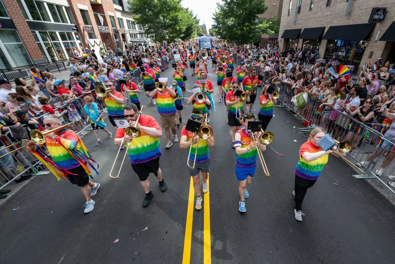 Los participantes marchan por el centro de Indianápolis durante el Indy Pride Parade el sábado 13 de junio de 2026. El evento anual reúne a organizaciones LGBTQ+, grupos comunitarios, empresas, artistas y aliados en una de las celebraciones de la comunidad LGBTQ+ más grandes de la ciudad.