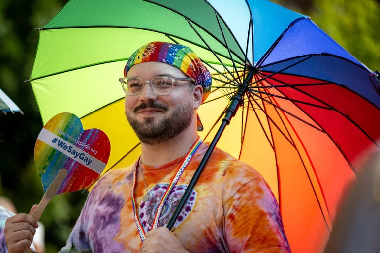 Los participantes marchan por el centro de Indianápolis durante el Indy Pride Parade el sábado 13 de junio de 2026. El evento anual reúne a organizaciones LGBTQ+, grupos comunitarios, empresas, artistas y aliados en una de las celebraciones de la comunidad LGBTQ+ más grandes de la ciudad.