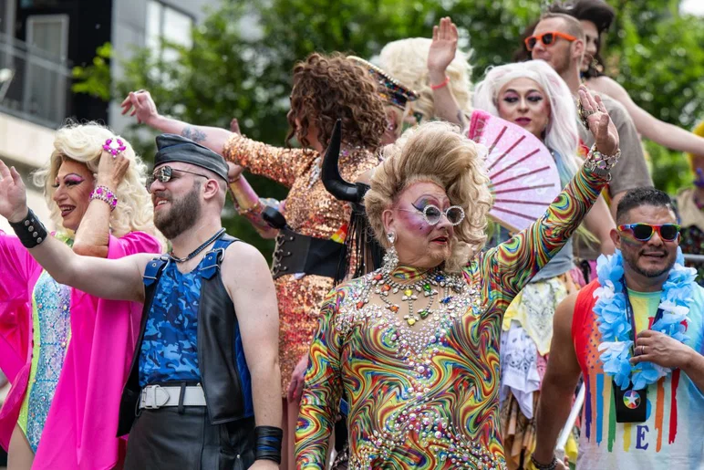 Los participantes marchan por el centro de Indianápolis durante el Indy Pride Parade el sábado 13 de junio de 2026. El evento anual reúne a organizaciones LGBTQ+, grupos comunitarios, empresas, artistas y aliados en una de las celebraciones de la comunidad LGBTQ+ más grandes de la ciudad.