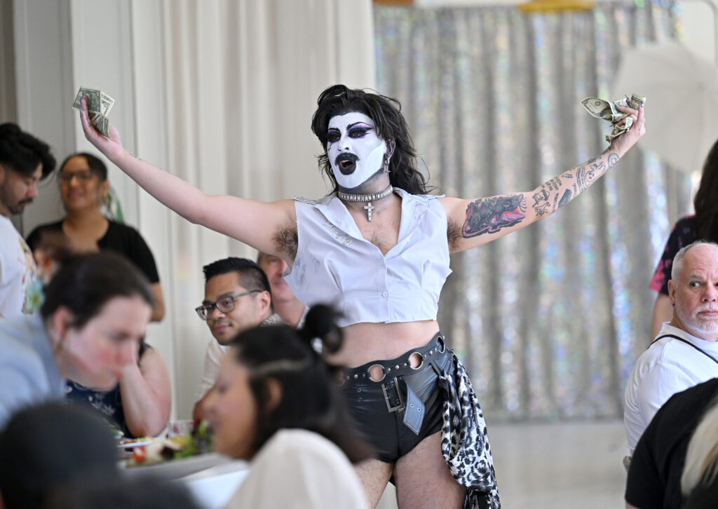NUEVA YORK, NUEVA YORK - 20 DE JUNIO: Showponii actúa durante el brunch Survival of the Thickest x NYC Pride Drag el 20 de junio de 2026 en la ciudad de Nueva York. (Foto de Roy Rochlin/Getty Images para Netflix)