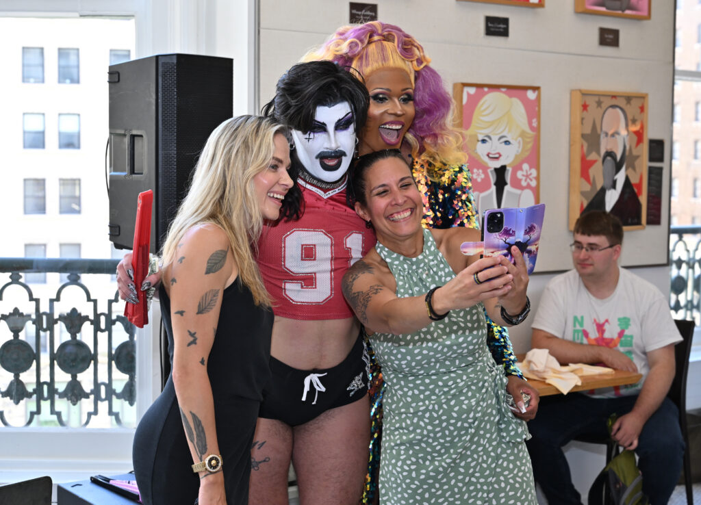 NUEVA YORK, NUEVA YORK - 20 DE JUNIO: Showponii y Peppermint asisten al brunch Survival of the Thickest x NYC Pride Drag el 20 de junio de 2026 en la ciudad de Nueva York. (Foto de Roy Rochlin/Getty Images para Netflix)