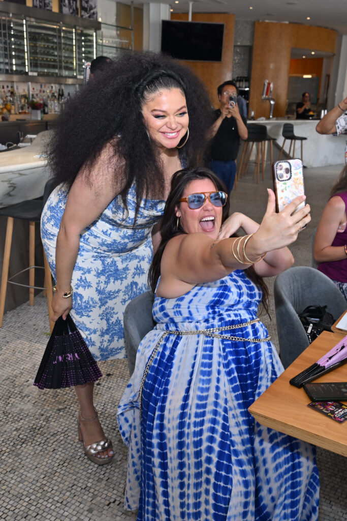 NUEVA YORK, NUEVA YORK - 20 DE JUNIO: Michelle Buteau y Nikki Garza asisten al brunch Survival of the Thickest x NYC Pride Drag el 20 de junio de 2026 en la ciudad de Nueva York. (Foto de Roy Rochlin/Getty Images para Netflix)