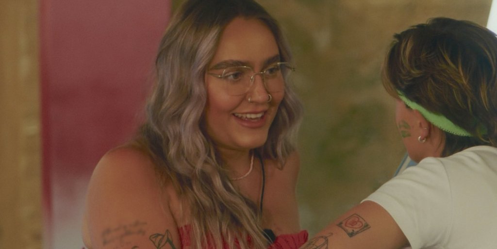 Faye en Besé a una chica