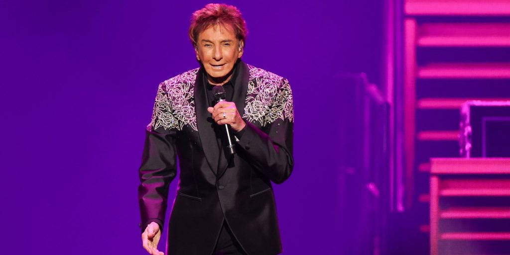 Barry Manilow tiene una reacción increíble cuando un invasor del escenario corre hacia él en un concierto en Liverpool