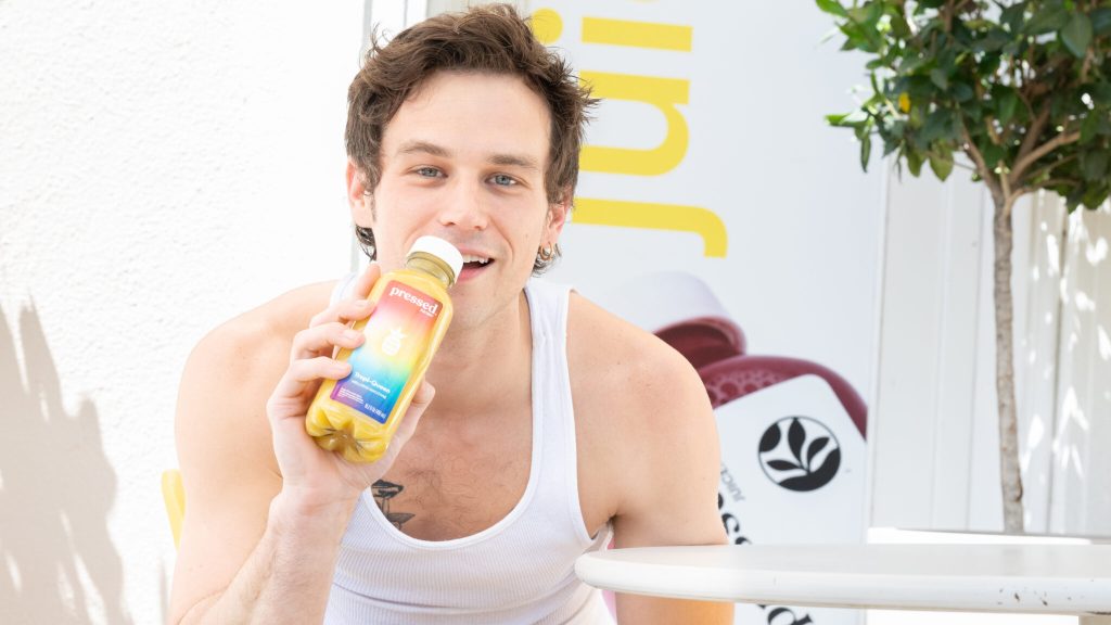 Brandon Flynn se muestra sincero sobre el orgullo, la salud mental y por qué la visibilidad queer es 'todavía política' (exclusivo)