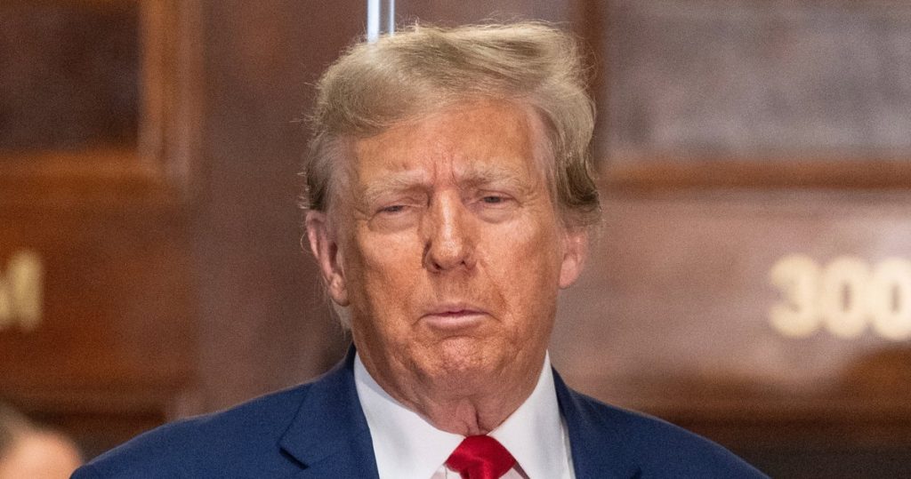 Columnista se burla de Trump por interminables intentos fallidos de presentarse como un hombre fuerte