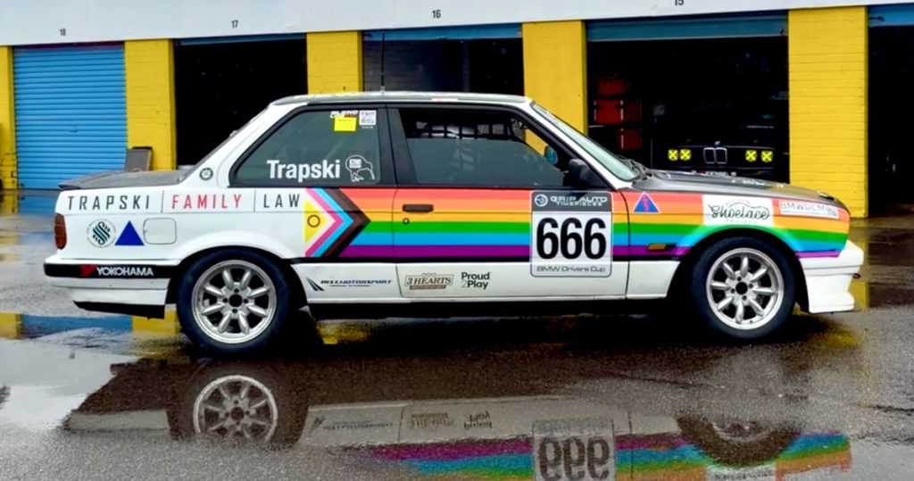 Cómo este piloto de carreras pasó de ser mariscal de bandera a formar un equipo de carreras totalmente LGBTQ+