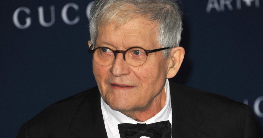 David Hockney, artista gay pionero conocido por sus obras brillantes y divertidas, muere a los 88 años