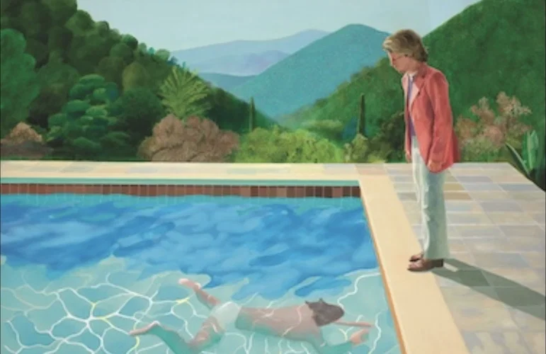 Una pintura de un hombre en una piscina y un hombre con una chaqueta rosa parado junto a la piscina mirándolo. Las colinas verdes se desvanecen gradualmente en el fondo del cielo azul
