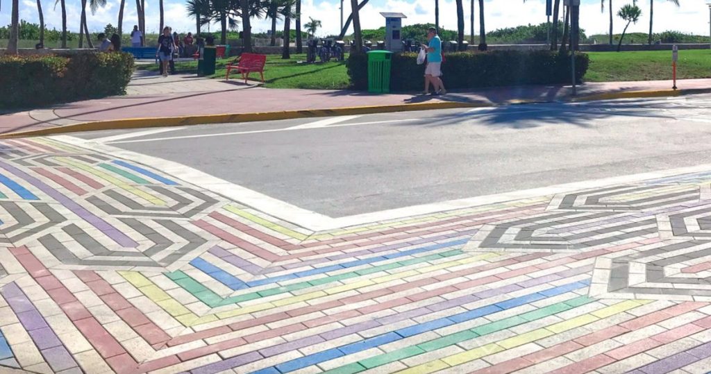 DeSantis destruye el cruce peatonal del Orgullo de Miami con excavadoras y mazos