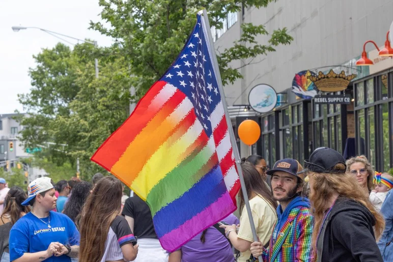 Los miembros de la audiencia esperan el inicio de la celebración anual del Orgullo LGBTQ+, un festival, desfile y manifestación presentado por Jersey Pride, en Asbury Park el 1 de junio de 2025.