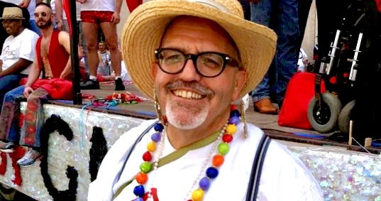El “activista cantante” Gregory Marks tuvo una larga carrera ayudando a las personas LGBTQ+ a llorar