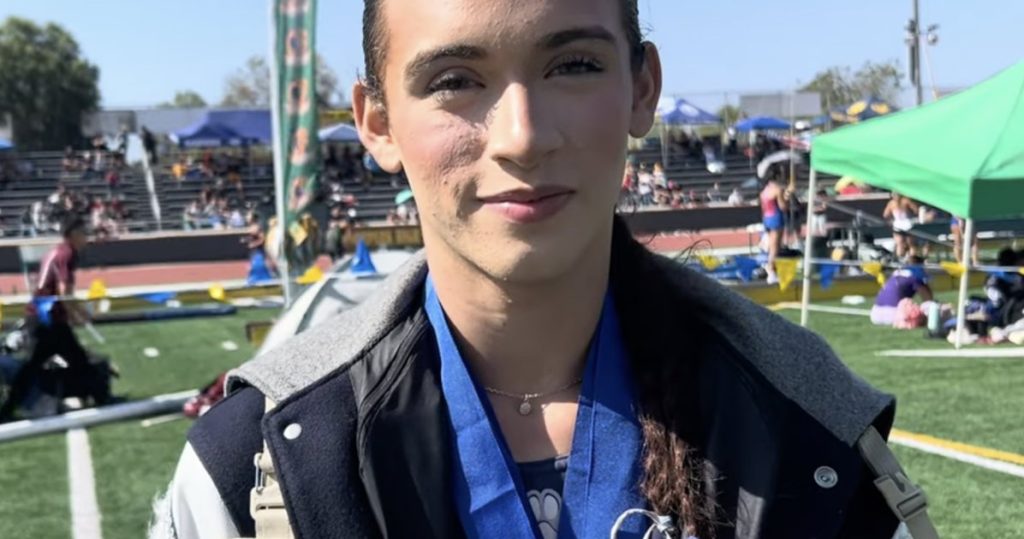 El candidato demócrata a gobernador defiende a la estrella de la pista trans atacada por Donald Trump