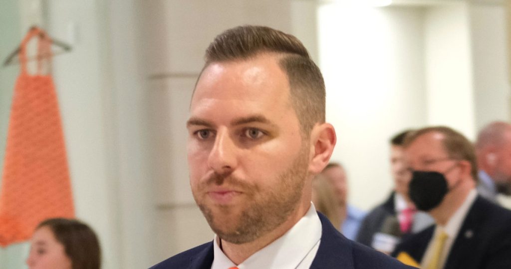 El candidato republicano casado “Pastores por Trump” atrapado en un escándalo de sexting, dice que el anticristo es gay