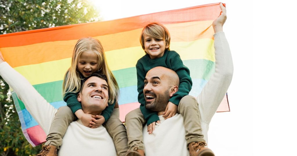 El gobernador demócrata firma un proyecto de ley sobre paternidad en una gran victoria para las familias LGBTQ+: “Delaware ha dado el ejemplo”