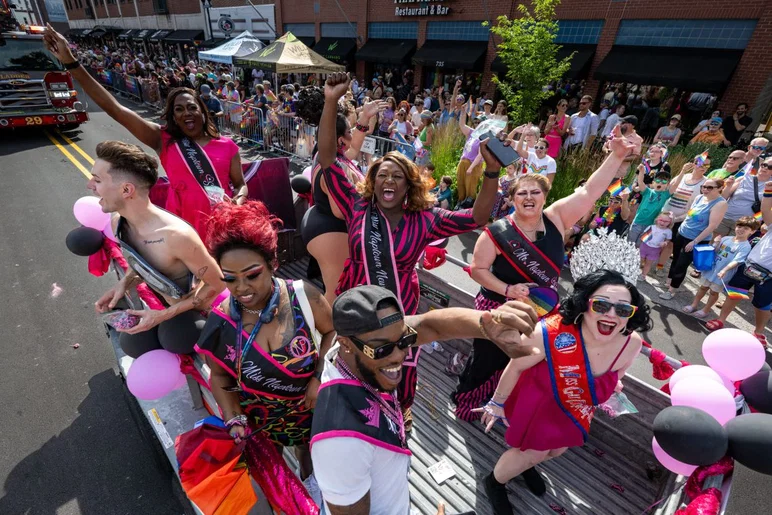 Los participantes marchan por el centro de Indianápolis durante el Indy Pride Parade el 13 de junio de 2026. El evento anual reúne a organizaciones LGBTQ+, grupos comunitarios, empresas, artistas y aliados en una de las celebraciones de la comunidad LGBTQ+ más grandes de la ciudad.