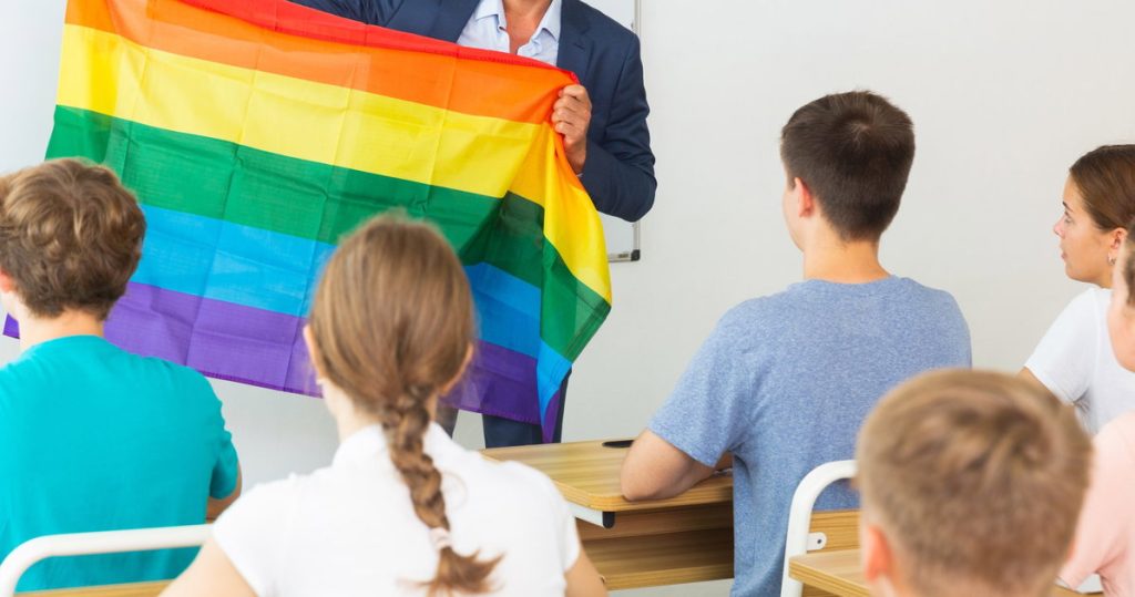Escuela despide a profesor de arte después de que un estudiante se quejara de una tarea relacionada con queer