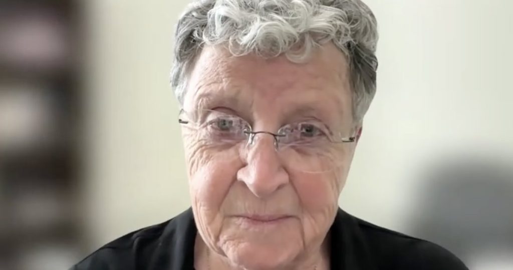 Esta monja de 81 años está ayudando a padres católicos a afirmar a sus hijos trans