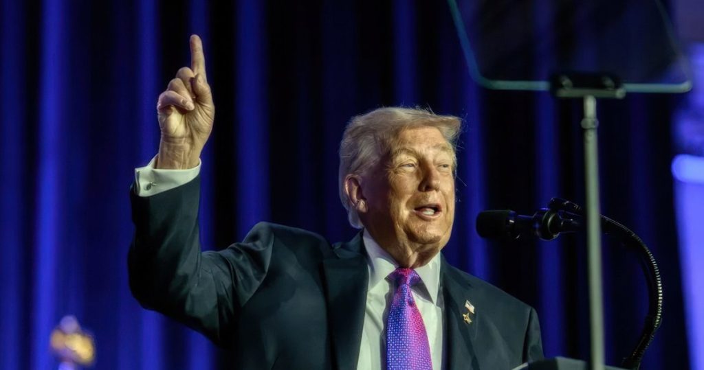 “Está tan loco”: Trump afirma que seis estados roban niños y les imponen la “mutilización transgénero”