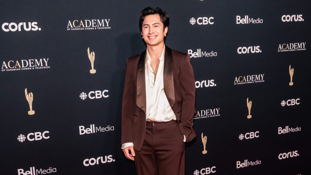 Hudson Williams agradece sus 'ojos anhelantes desde abajo' después de la histórica barrida de premios de la acalorada rivalidad