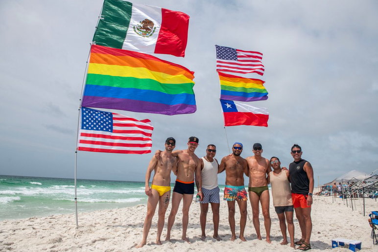 Los visitantes celebran el Día de los Caídos en Pensacola Beach Park East, el sábado 23 de mayo de 2026.