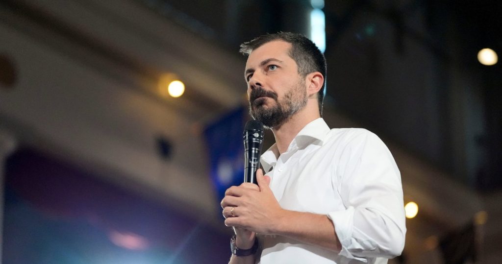 La paliza a Pete Buttigieg: cómo la guerra cultural de extrema derecha ha convertido a los niños en armas