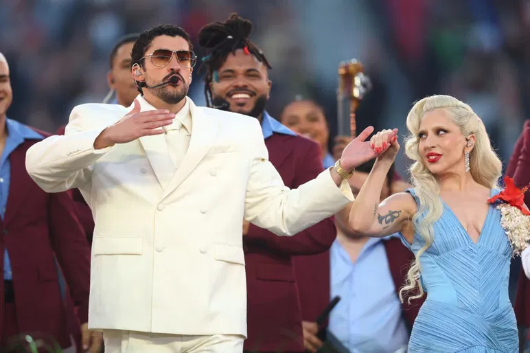 8 de febrero de 2026; Santa Clara, California, EE.UU.; Bad Bunny y Lady Gaga realizan el espectáculo de medio tiempo del Super Bowl LX