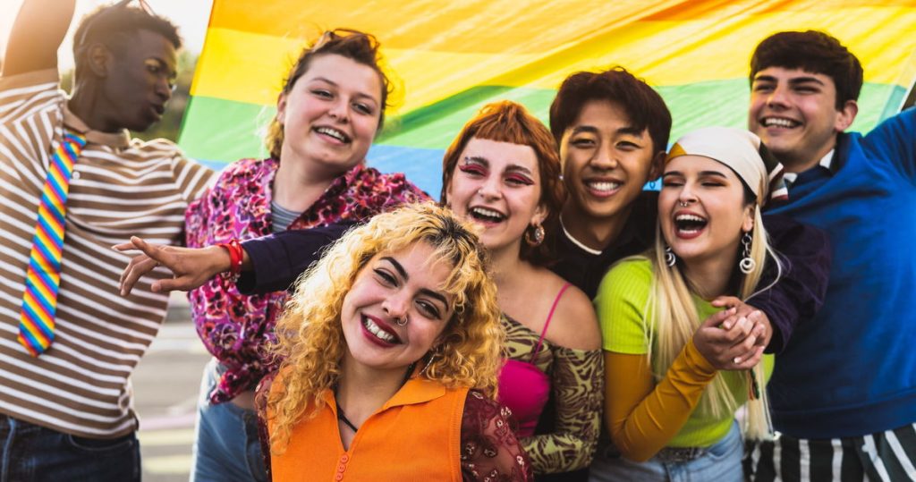 Los conservadores se asustan por el alegre mensaje de los adolescentes de la alianza gay/heterosexual