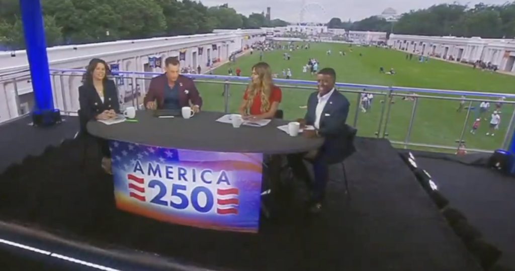 Los presentadores de Fox afirman que "miles" asistieron a la Feria Estatal de Trump a pesar de las imágenes de terrenos vacíos detrás de ellos