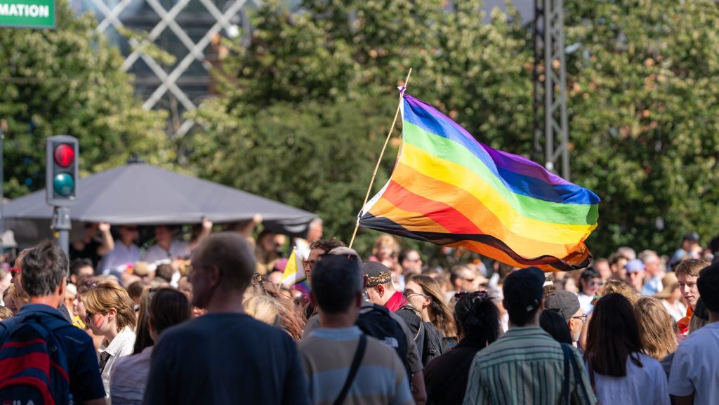 Mientras continúa el Mes del Orgullo, los defensores LGBTQ+ rechazan las amenazas a la atención del VIH