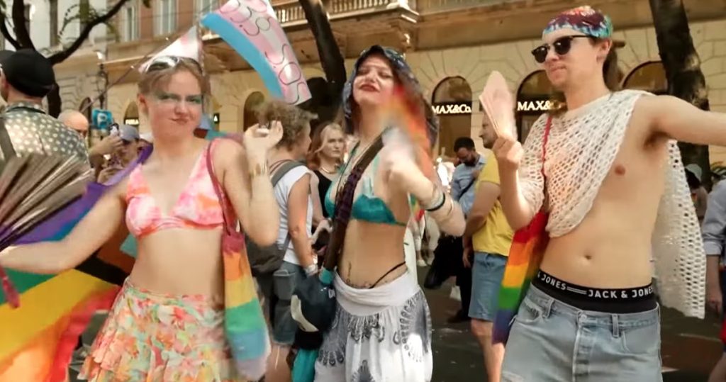 “Muchas señales de esperanza”: decenas de miles de personas se reúnen en la primera Marcha del Orgullo Gay en Budapest desde el derrocamiento de Orbán