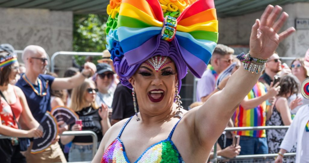 Ron DeSantis intentó prohibir los cruces peatonales del arco iris. Estas 2 ciudades respondieron con color y orgullo.