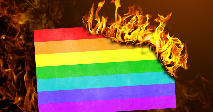 Sospechosos arrestados por quemar la bandera del Orgullo de la escuela mientras los crímenes de odio se disparan