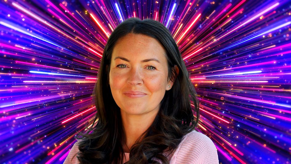 Lacey Turner frente a una colorida explosión de fuegos artificiales