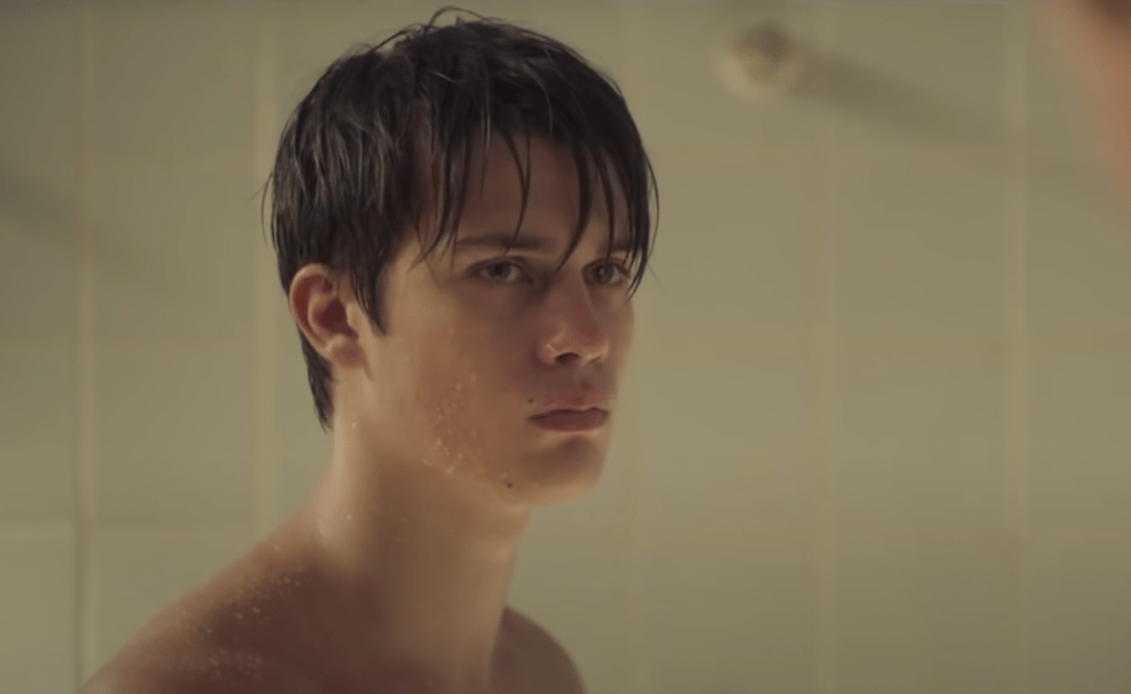 Nicholas Galitzine como el jugador de rugby gay encerrado Conor Masters en la película de 2016 Handsome Devil