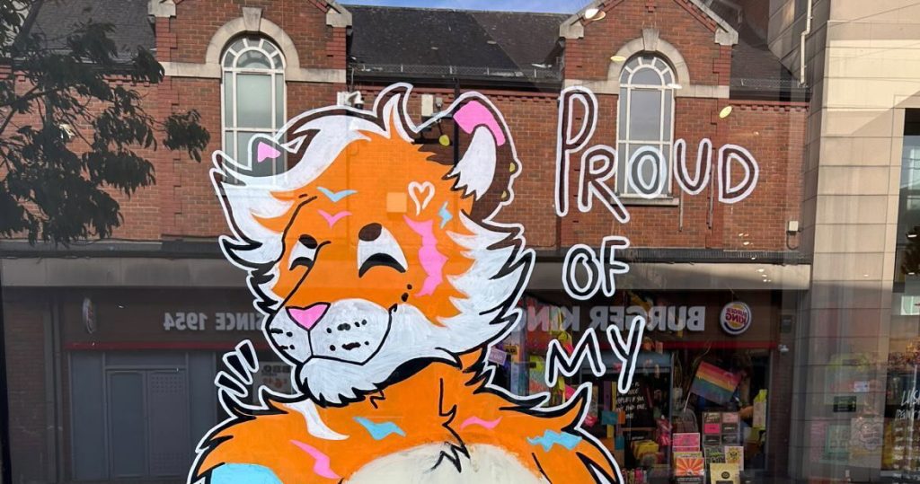 Transphobe está enojado porque las tiendas pro-LGBTQ+ apoyan la cirugía superior transmasc