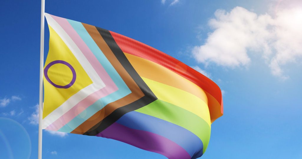 Un cristiano demanda a su empleador por obligarlo a ver una bandera del Orgullo cuando iba al trabajo
