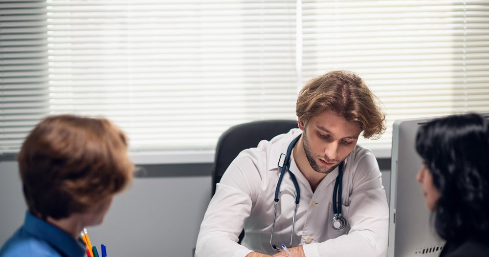 Una nueva ley prohíbe a los médicos preguntar a los niños sobre su género. Los aliados dicen que dañará a los niños y a las clínicas.