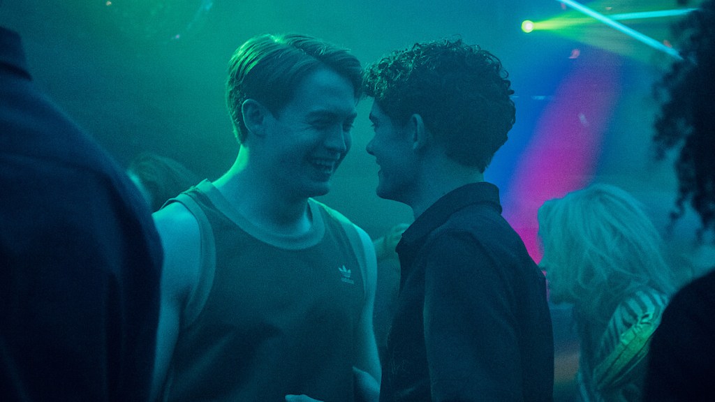 fotograma de Heartstopper Forever: Nick y Charlie en un club