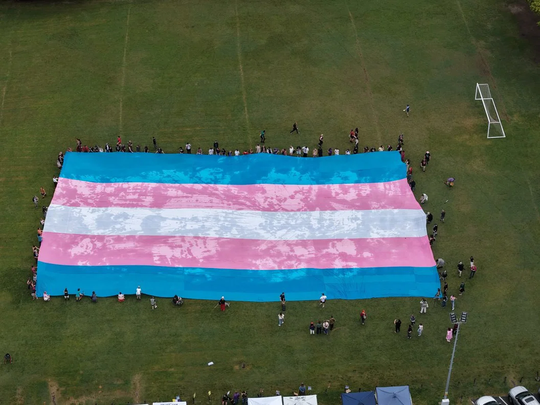 La bandera trans más grande del mundo