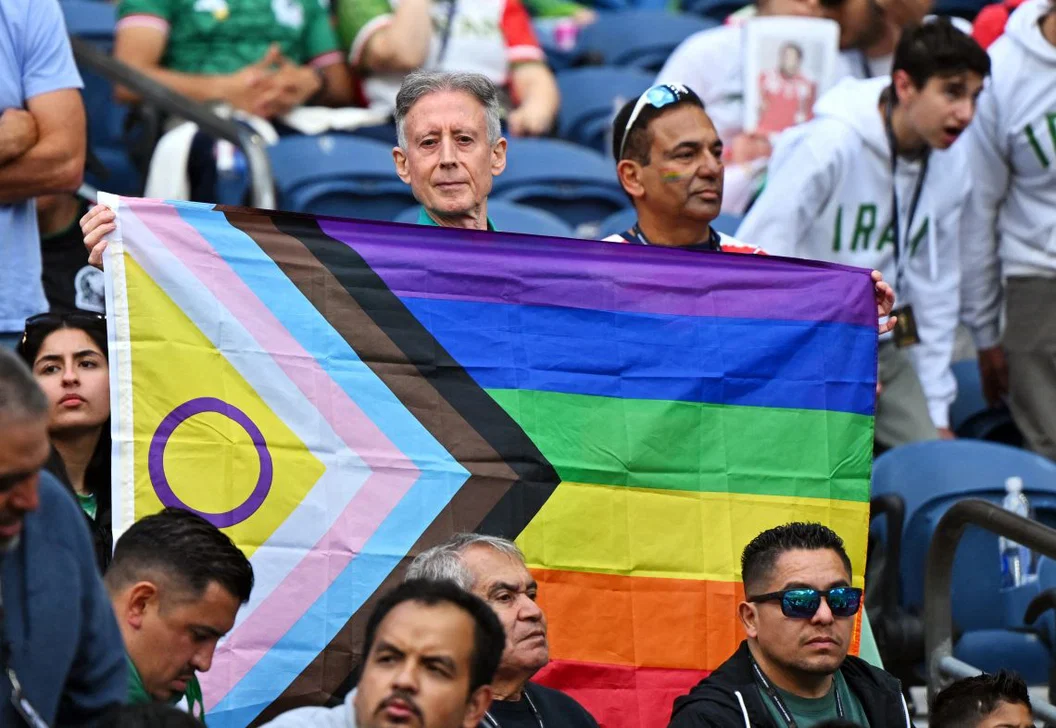 26 de junio de 2026; Seattle: Peter Tatchell, defensor de los derechos LGBTQ+, sostiene una bandera del Progress Pride en el partido de la Copa Mundial de la FIFA entre Egipto y Irán el 26 de junio.