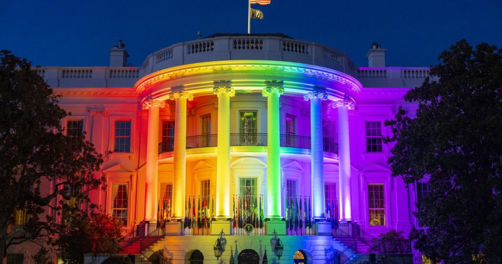 ¿Por qué la derecha está tan obsesionada con prohibir las banderas del Orgullo?