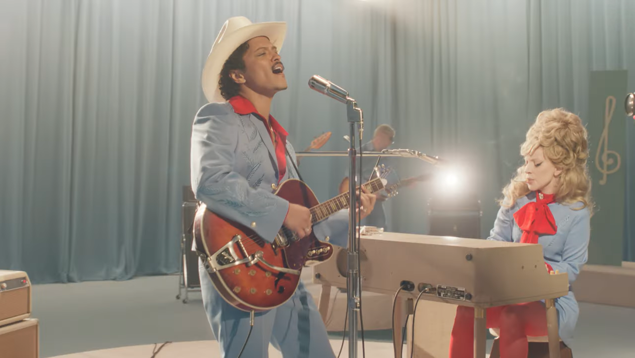 Lady Gaga y Bruno Mars en el vídeo musical de 