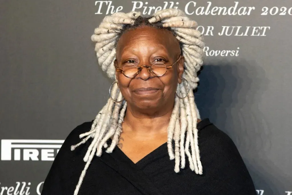 Whoopi Goldberg con rastas rubias y vestido negro